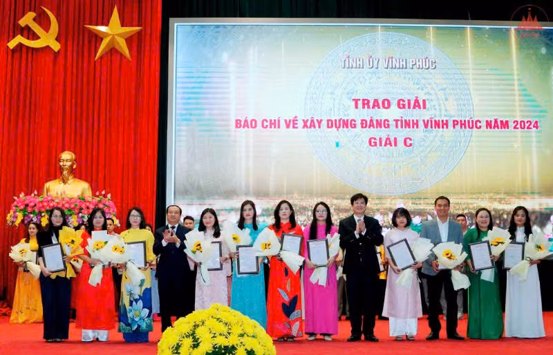 Các tác giả nhận giải C Giải Báo chí về xây dựng Đảng tỉnh Vĩnh Phúc năm 2024.