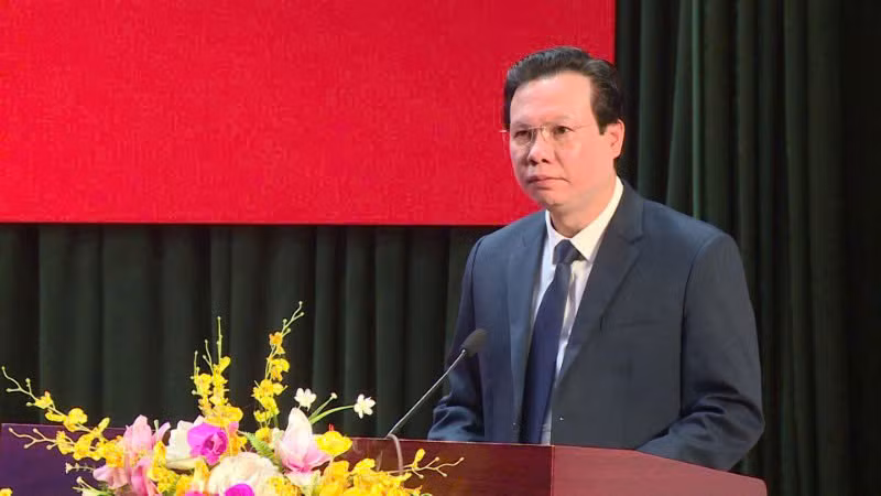 Hiệu trưởng Hà Vũ Tuyến phát biểu nhận nhiệm vụ. Hiệu trưởng Hà Vũ Tuyến phát biểu nhận nhiệm vụ.