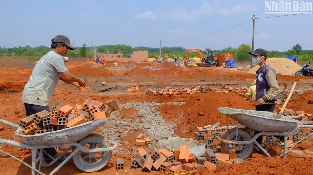 Người dân góp thêm sức để có ngôi nhà khang trang hơn. Người dân góp thêm sức để có ngôi nhà khang trang hơn.