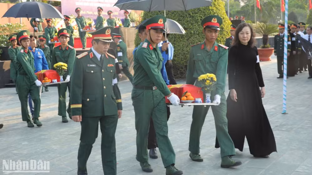 Tiễn đưa các hài cốt liệt sĩ về nơi an nghỉ cuối cùng.