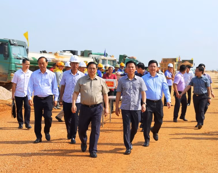 Thủ tướng Chính phủ cùng các thành viên đoàn công tác kiểm tra thi công đường bộ cao tốc bắc-nam , đoạn từ nút giao Đông Xuân đến Quốc lộ 45.