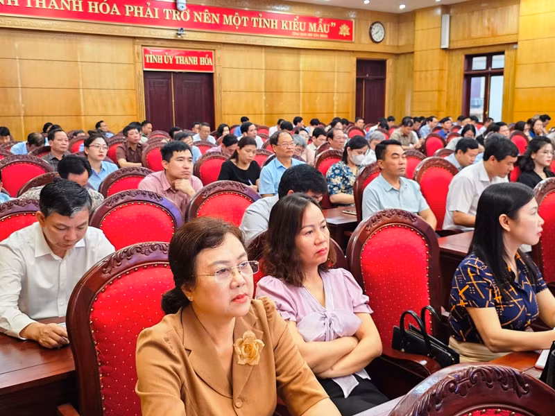 Cán bộ, đảng viên học tập, nghiên cứu tác phẩm của Tổng Bí thư Nguyễn Phú Trọng. Cán bộ, đảng viên học tập, nghiên cứu tác phẩm của Tổng Bí thư Nguyễn Phú Trọng.