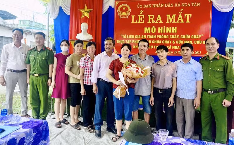 Ra mắt tổ liên gia an toàn về phòng cháy, chữa cháy ở xã Nga Tân, huyện Nga Sơn.
