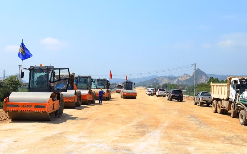 Xe máy thi công đường cao tốc bắc-nam, đoạn qua huyện Đông Sơn.