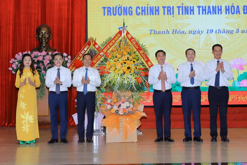 Đại diện Tỉnh ủy, Hội đồng nhân dân, Ủy ban nhân dân, Mặt trận Tổ quốc tỉnh Thanh Hóa chúc mừng Trường Chính trị tỉnh Thanh Hóa. Đại diện Tỉnh ủy, Hội đồng nhân dân, Ủy ban nhân dân, Mặt trận Tổ quốc tỉnh Thanh Hóa chúc mừng Trường Chính trị tỉnh Thanh Hóa.