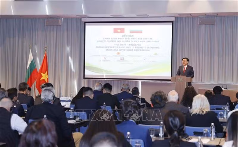 Chủ tịch Quốc hội Vương Đình Huệ phát biểu tại Diễn đàn chính sách, pháp luật về thúc đẩy hợp tác song phương Việt Nam-Bulgaria.
