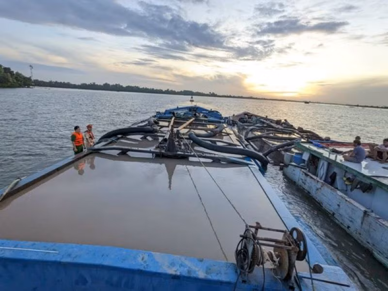 Các tàu khai thác cát trái phép bị lực lượng chức năng bắt giữ tại huyện Tân Phú Đông (Tiền Giang).
