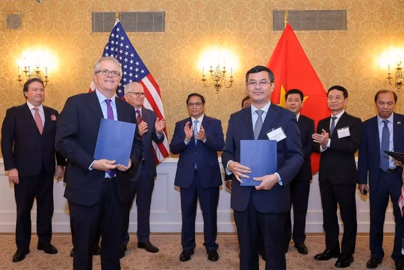  Thủ tướng Phạm Minh Chính và các đại biểu chứng kiến lễ trao biên bản ghi nhớ hợp tác giữa Trung tâm Đổi mới sáng tạo Quốc gia với các đối tác.