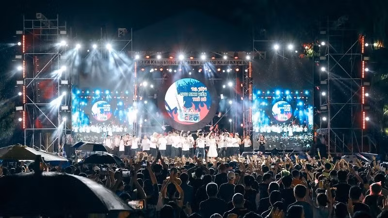 “Dạ hội Cựu sinh viên Thủ đô” đưa khán giả trở về với những năm tháng rực rỡ của tuổi đôi mươi. (Ảnh: Ban tổ chức)