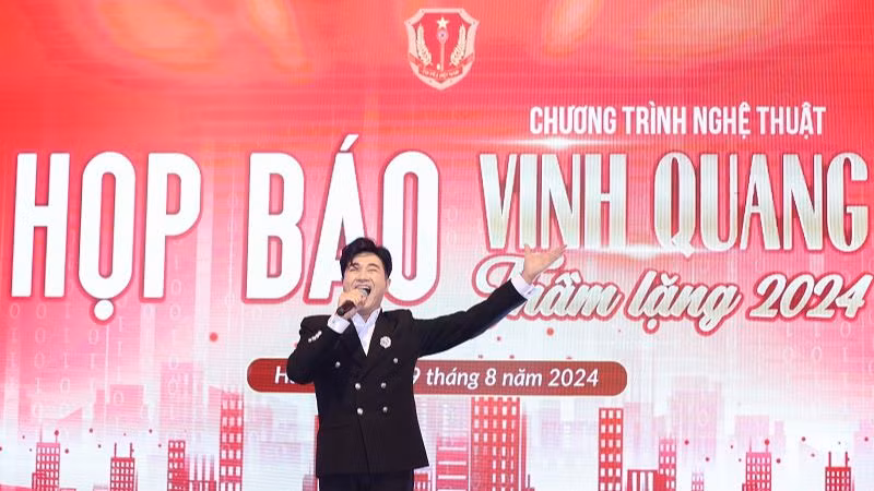 Ca sĩ Minh Quân thể hiện một ca khúc tại buổi họp báo. (Ảnh: Ban tổ chức)