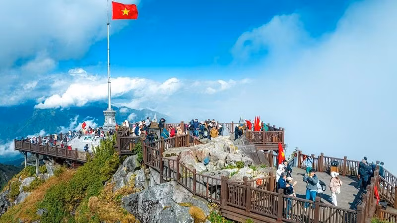 Du khách tham quan Khu vực đỉnh Fansipan. (Ảnh: MINH TÚ)