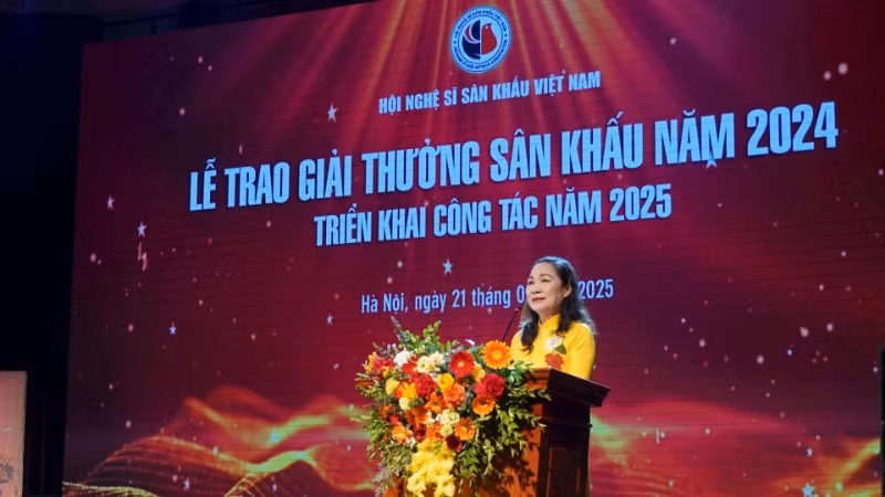 Nghệ sĩ Nhân dân Trịnh Thúy Mùi phát biểu. (Ảnh: QUỲNH ANH)