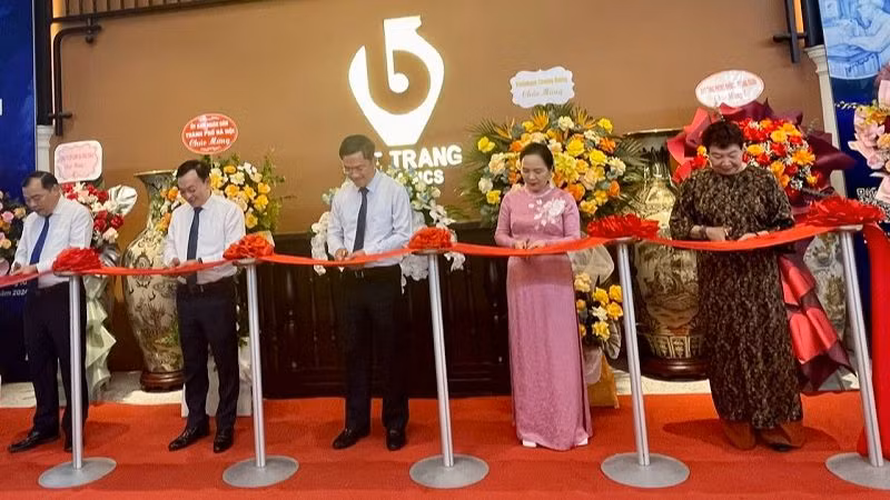 Các đại biểu cắt băng khai mạc Triển lãm.