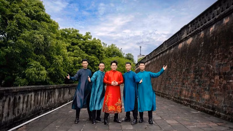 MV "Việt Nam muôn màu" đưa người yêu nhạc đến với nhiều địa điểm nổi tiếng của Hà Nội và Việt Nam. 