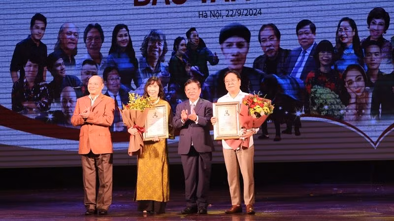 Trao giải "Tác phẩm xuất sắc" cho hai nhà điêu khắc Vương Duy Biên và Lưu Thanh Lan. (Ảnh: Linh Trần) Trao giải "Tác phẩm xuất sắc" cho hai nhà điêu khắc Vương Duy Biên và Lưu Thanh Lan. (Ảnh: Linh Trần)