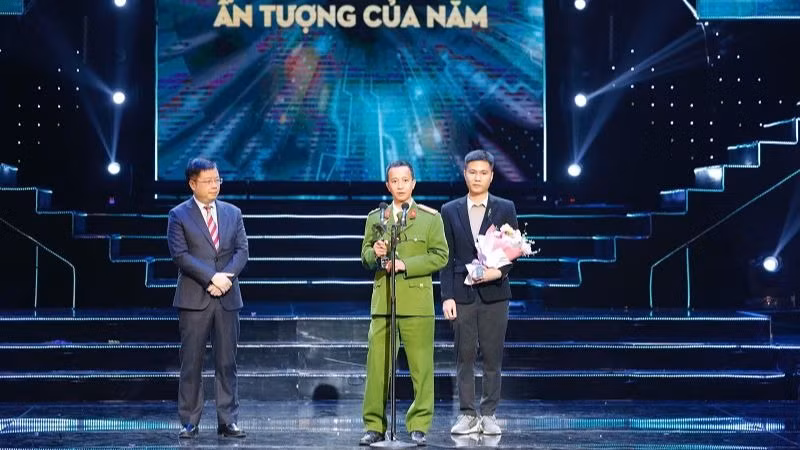 Giải thưởng "Ứng dụng chuyển đổi số ấn tượng của năm" được trao cho "Ứng dụng định danh điện tử VNeID" của Bộ Công an. (Ảnh: VTV)