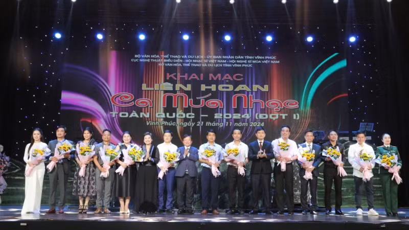 Tặng hoa các đơn vị nghệ thuật tham dự Liên hoan. (Ảnh: Cục Nghệ thuật biểu diễn) Tặng hoa các đơn vị nghệ thuật tham dự Liên hoan. (Ảnh: Cục Nghệ thuật biểu diễn)