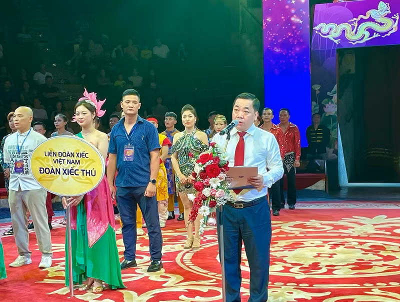 Ông Trần Hướng Dương, Phó Cục trưởng Cục Nghệ thuật biểu diễn, Trưởng Ban tổ chức Cuộc thi phát biểu khai mạc. (Ảnh: Trang Anh) Ông Trần Hướng Dương, Phó Cục trưởng Cục Nghệ thuật biểu diễn, Trưởng Ban tổ chức Cuộc thi phát biểu khai mạc. (Ảnh: Trang Anh)