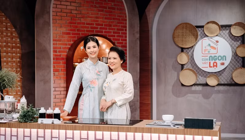 Hoa hậu Ngọc Hân và dì tham gia chơi trong những số đầu tiên của chương trình. (Ảnh: VTV) Hoa hậu Ngọc Hân và dì tham gia chơi trong những số đầu tiên của chương trình. (Ảnh: VTV)