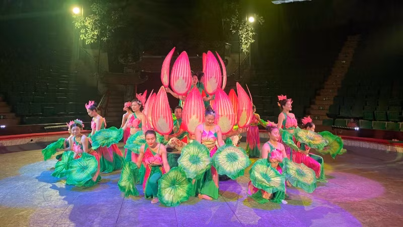 Chương trình có sự kết hợp nhuần nhuyễn giữa các yếu tố truyền thống và hiện đại. Chương trình có sự kết hợp nhuần nhuyễn giữa các yếu tố truyền thống và hiện đại.