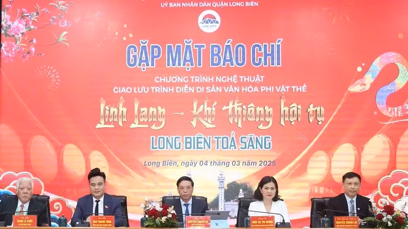 Đại diện Ban tổ chức và ekip thực hiện giới thiệu về chương trình. (Ảnh: BTC) Đại diện Ban tổ chức và ekip thực hiện giới thiệu về chương trình. (Ảnh: BTC)