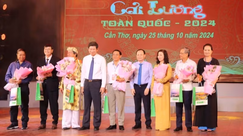 Tặng hoa Hội đồng nghệ thuật Liên hoan. (Ảnh: Cục Nghệ thuật biểu diễn) Tặng hoa Hội đồng nghệ thuật Liên hoan. (Ảnh: Cục Nghệ thuật biểu diễn)