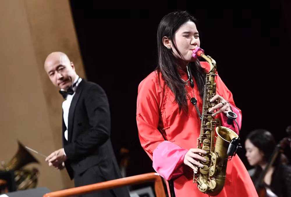 Nghệ sĩ saxophone An Trần với tiết mục “Mẹ yêu con”. (Ảnh: Ban Tổ chức) Nghệ sĩ saxophone An Trần với tiết mục “Mẹ yêu con”. (Ảnh: Ban Tổ chức)