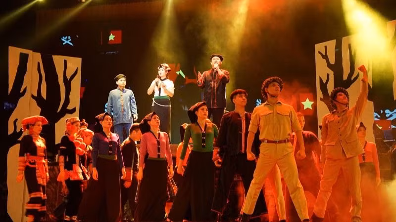 Cảnh trong vở “Đi về phía mặt trời” của Nhà hát Ca Múa Nhạc dân gian Việt Bắc.