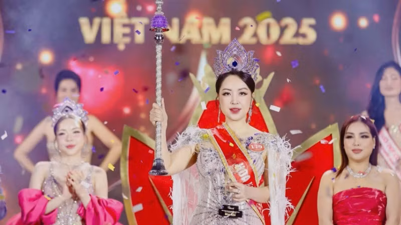 Vương miện Hoa hậu Doanh nhân Việt Nam 2025 gọi tên thí sinh Hoàng Thu Thủy. (Ảnh: BTC)