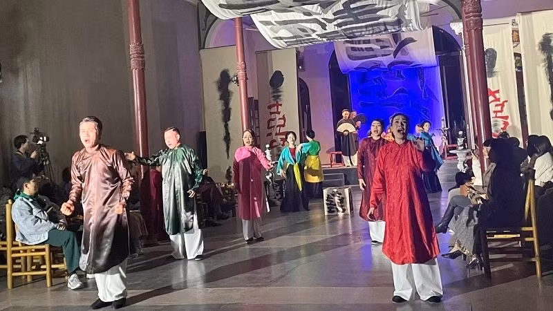 Dàn đồng ca đóng vai trò là người dẫn chuyện trong vở diễn. Dàn đồng ca đóng vai trò là người dẫn chuyện trong vở diễn.