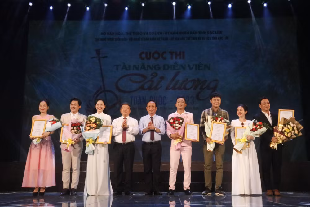 Trao giải Nhất cho các thí sinh có phần dự thi xuất sắc nhất.