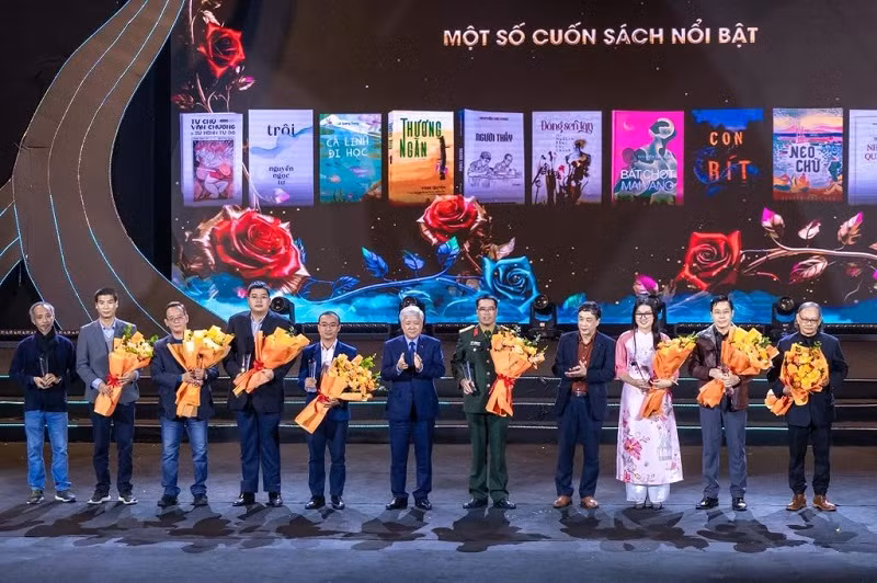 Các tác giả, đại diện tác giả có tác phẩm sách văn học nổi bật được vinh danh. Các tác giả, đại diện tác giả có tác phẩm sách văn học nổi bật được vinh danh.