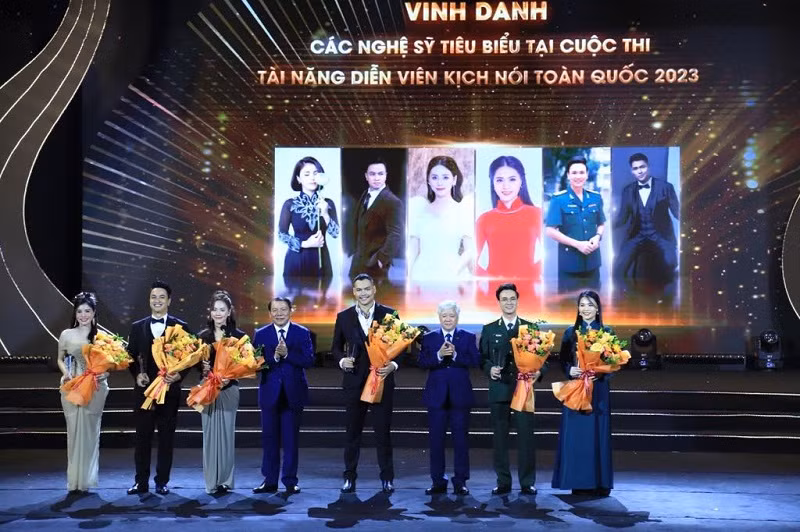 Đồng chí Đỗ Văn Chiến và đồng chí Nguyễn Văn Hùng trao hoa cùng biểu trưng cho các nghệ sĩ tiêu biểu tại Cuộc thi Tài năng diễn viên kịch nói toàn quốc 2023. Đồng chí Đỗ Văn Chiến và đồng chí Nguyễn Văn Hùng trao hoa cùng biểu trưng cho các nghệ sĩ tiêu biểu tại Cuộc thi Tài năng diễn viên kịch nói toàn quốc 2023.