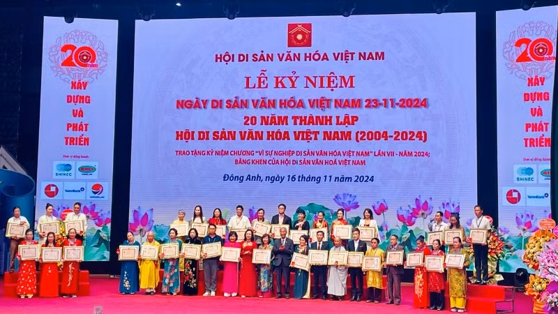 Trao tặng Kỷ niệm chương “Vì sự nghiệp Di sản văn hóa Việt Nam” và Bằng khen của Hội Di sản Văn hóa Việt Nam. Trao tặng Kỷ niệm chương “Vì sự nghiệp Di sản văn hóa Việt Nam” và Bằng khen của Hội Di sản Văn hóa Việt Nam.