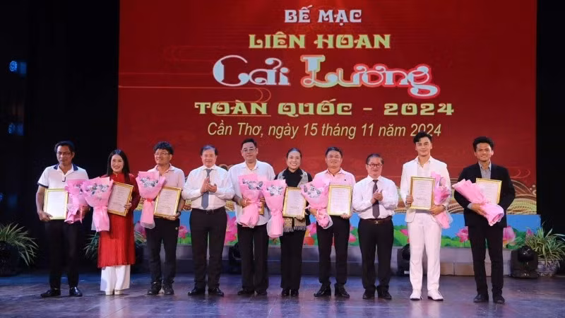 Trao Giải thưởng cho các thành phần sáng tạo. (Ảnh: Cục Nghệ thuật biểu diễn) Trao Giải thưởng cho các thành phần sáng tạo. (Ảnh: Cục Nghệ thuật biểu diễn)
