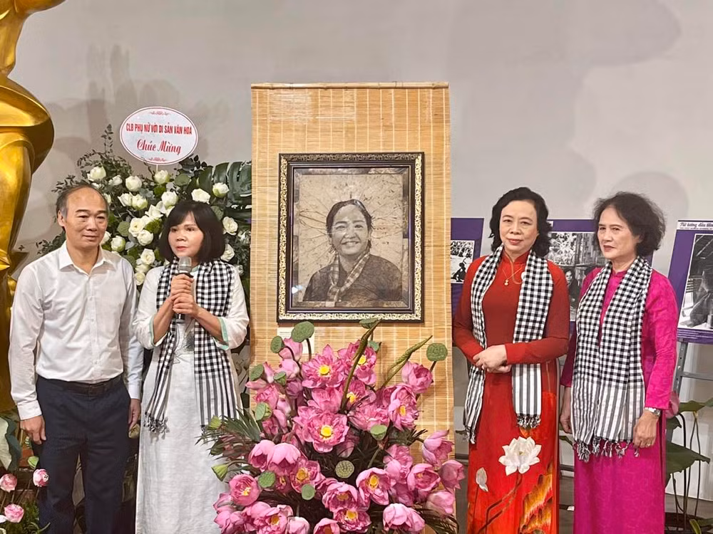 Bảo tàng Phụ nữ Việt Nam tiếp nhận tranh chân dung bà Nguyễn Thị Định làm từ lá sen.