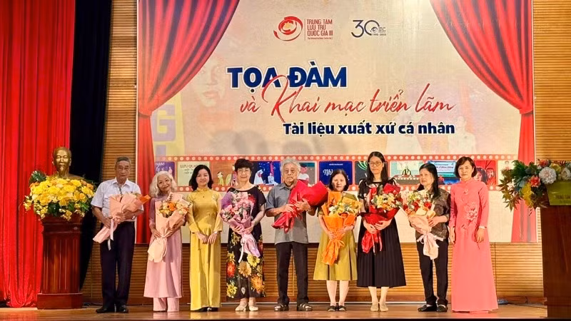 Các cá nhân và đại diện các cá nhân, gia đình đã gửi tặng tài liệu vào Trung tâm Lưu trữ quốc gia III.
