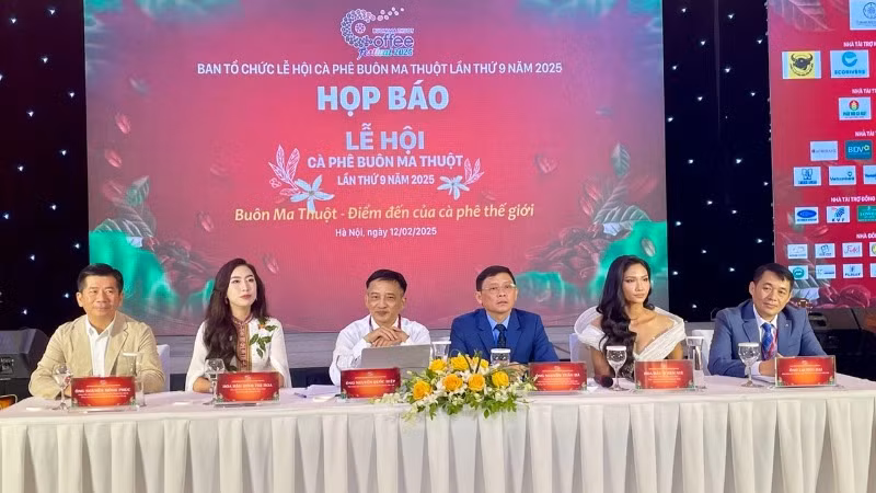Đại diện Ban tổ chức chia sẻ các thông tin về Lễ hội.