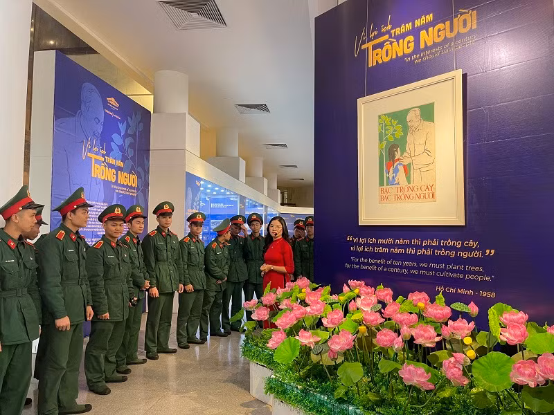 Các cán bộ, chiến sĩ tìm hiểu Trưng bày chuyên đề "Vì lợi ích trăm năm trồng người".