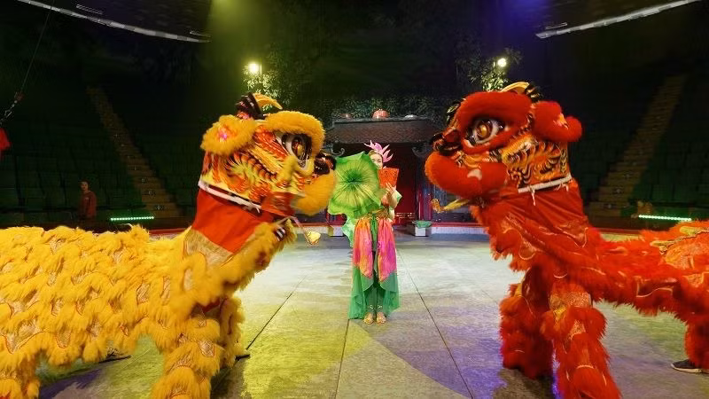 Màn múa lân kết hợp trống hội tạo nên không khí xuân sôi nổi. Màn múa lân kết hợp trống hội tạo nên không khí xuân sôi nổi.