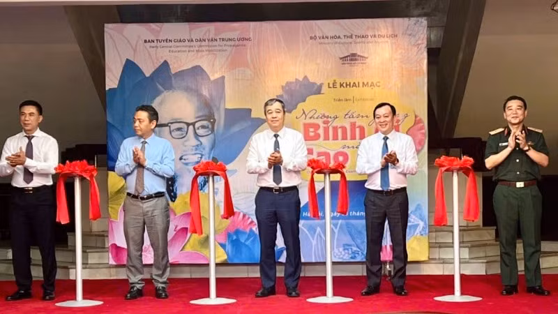 Các đại biểu cắt băng khai mạc Triển lãm. Các đại biểu cắt băng khai mạc Triển lãm.