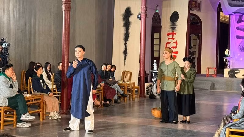 Vở diễn đã khẳng định được nội lực của dàn diễn viên trẻ giàu triển vọng. Vở diễn đã khẳng định được nội lực của dàn diễn viên trẻ giàu triển vọng.