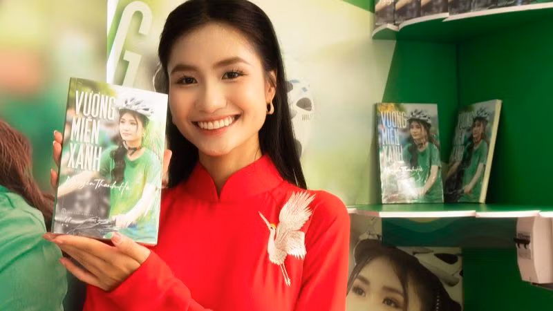 Hoa hậu Nguyễn Thanh Hà và cuốn sách đầu tay "Vương miện xanh".