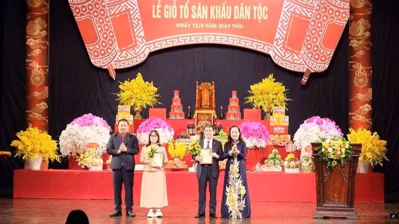 Trao Kỷ niệm chương cho đại diện các đơn vị, cá nhân có nhiều đóng góp cho sự phát triển sân khấu Việt Nam. (Ảnh: QUANG TẤN)