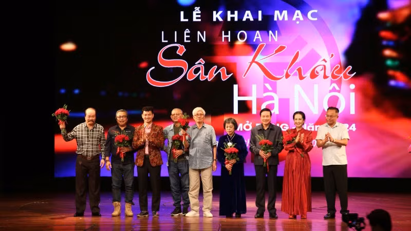 Tặng hoa các thành viên Hội đồng Giám khảo Liên hoan.