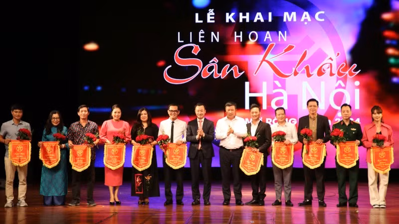 Tặng hoa các đơn vị tham dự Liên hoan.