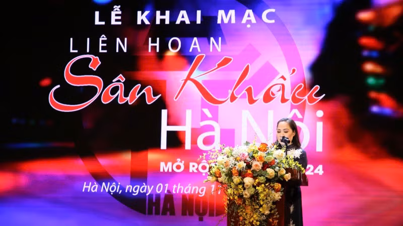 Nghệ sĩ Nhân dân Trịnh Thúy Mùi phát biểu khai mạc.