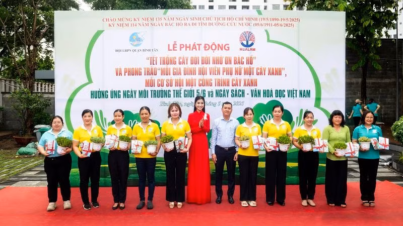 Hoa hậu Môi trường Thế giới 2023 Nguyễn Thanh Hà (áo dài đỏ) tham gia Lễ phát động “Tết trồng cây đời đời nhớ ơn Bác Hồ”. 