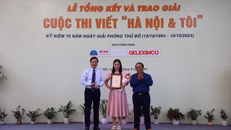Trao giải Nhất cho tác giả Đào Thị Thu Hiền với tác phẩm "Hà Nội trong tôi có một cây cầu và dòng sông". (Ảnh: Đại Thắng) Trao giải Nhất cho tác giả Đào Thị Thu Hiền với tác phẩm "Hà Nội trong tôi có một cây cầu và dòng sông". (Ảnh: Đại Thắng)