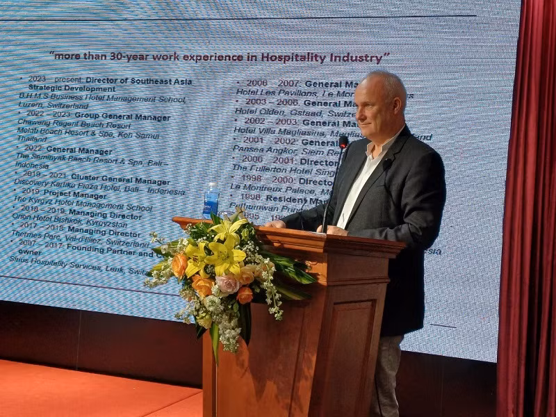 Ông Urs Eberhardt, Giám đốc phát triển chiến lược Đông Nam Á của Trường Quản lý Kinh doanh và Khách sạn BHMS chia sẻ ý kiến.